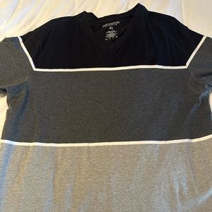 RocaWear mens XL V neck